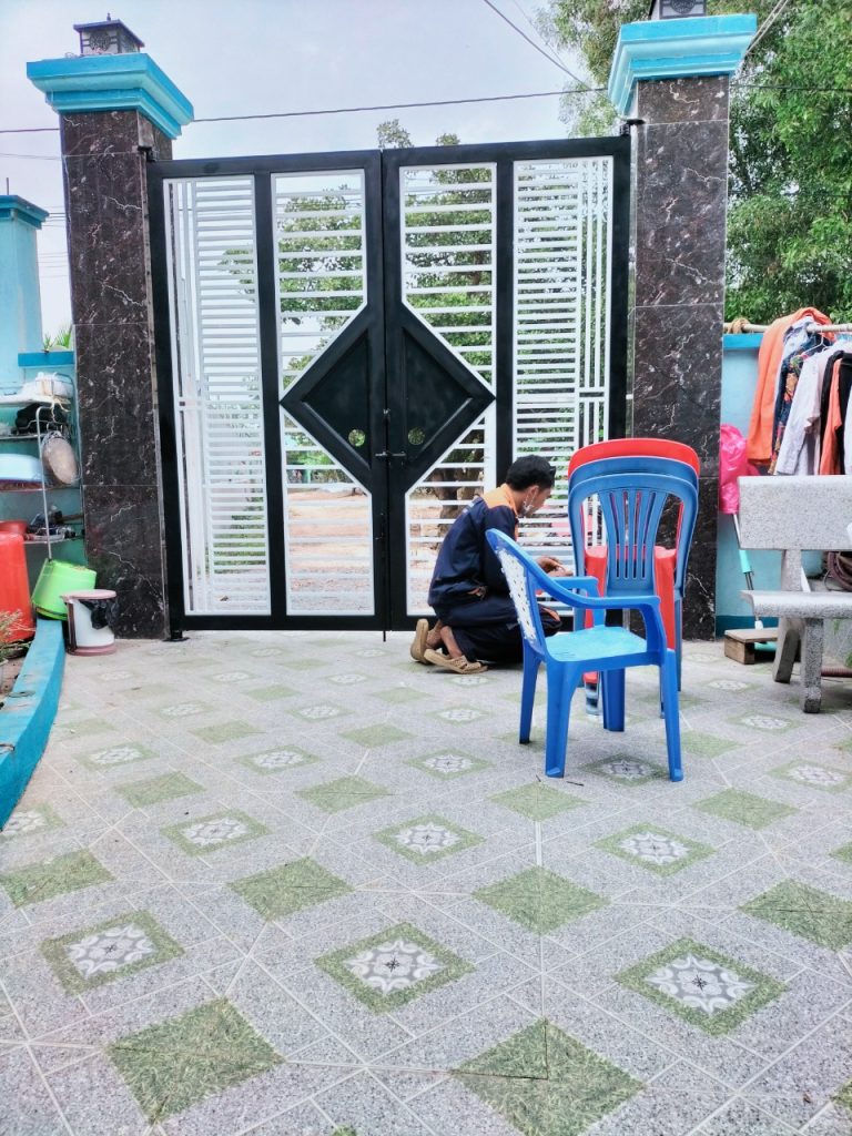 Làm cổng nhà cô loan
