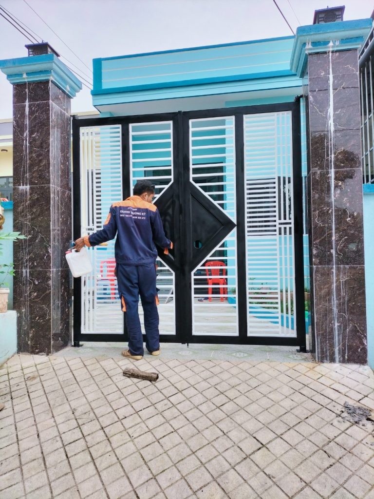 Làm cửa sắt tại nhà anh trung xã châu pha
